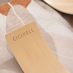 CICINELL ロゴが刻印された木目のアップ