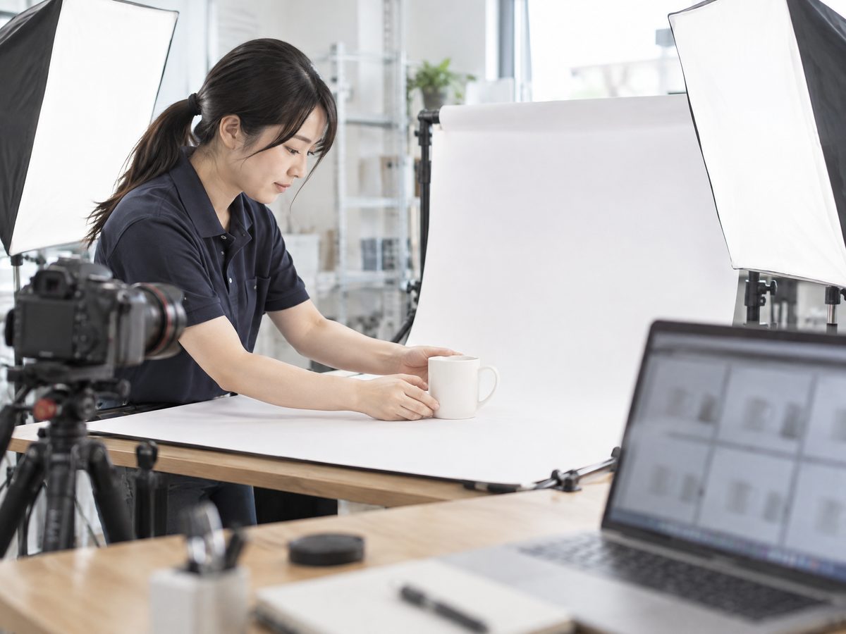 商品撮影の準備をするスタッフ